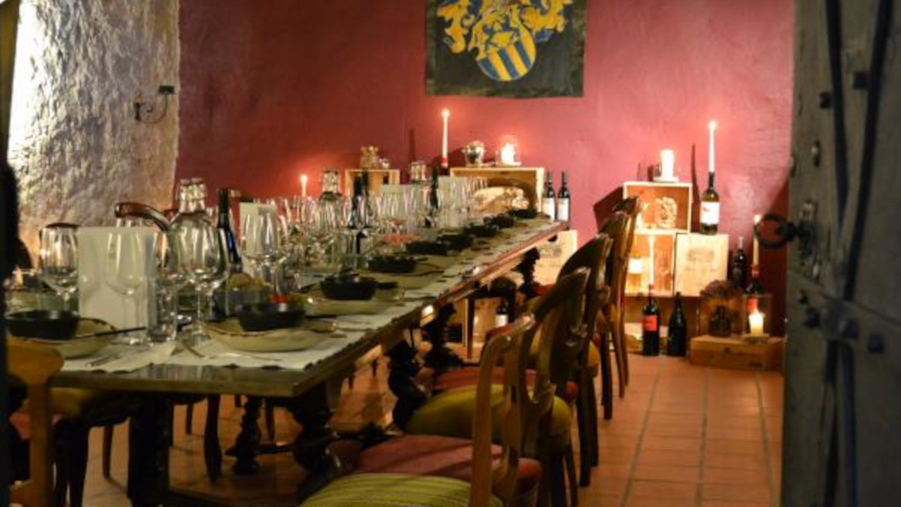Tavolata im Schloss Eine lange Tafel, kulinarische Highlights und genussvolle Trouvaillen aus dem Weinkeller – mehr braucht es für ein gelungenes Beisammensein nicht. In unserem historischen Schlosskeller feiern Sie Ihr Firmenfest ganz privat. Die Gerichte kommen in Schalen und Platten auf den Tisch und alle bedienen sich nach Lust und Laune, schenken sich den Wein gegenseitig ein und geniessen ganz unter sich.