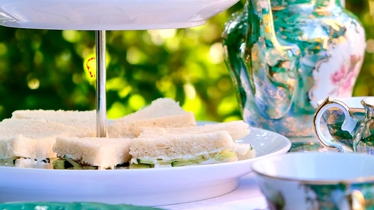 Ein traditionelles Englisches Afternoon-Tea erlebnis, mit Scones, Clotted Cream, Lemoncurd, Konfitüren, Fingersandwichs, Cupcakes oder Kuchen und Cookies. Einfach perfekt für einem besonderen Nachmittag.