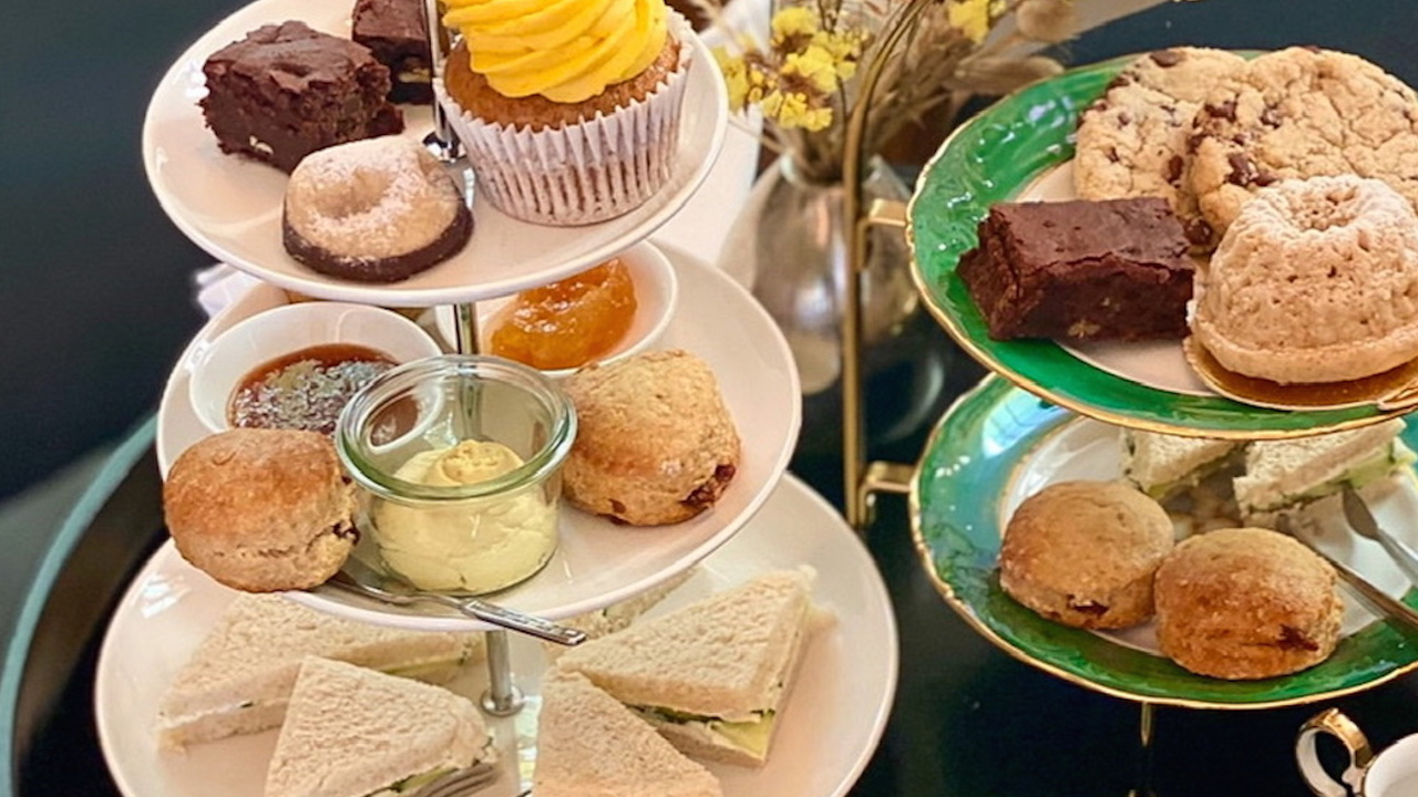 Ein traditionelles Englisches Afternoon-Tea erlebnis, mit Scones, Clotted Cream, Lemoncurd, Konfitüren, Fingersandwichs, Cupcakes oder Kuchen und Cookies. Einfach perfekt für einem besonderen Nachmittag.