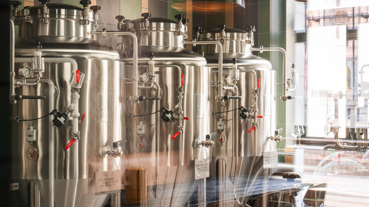 Brauereiführung in St. Gallen Wir organisieren für Gruppen geführte Betriebsbesichtigungen inkl. einer Degustation unserer Biere. In unserer Brauerei brauen und experimentieren wir mit neuen Sorten und Rohstoffen. So entstehen viele saisonale Sude und Bierkreationen. Ausserdem bietet unsere Spielwiese jede Menge Platz für neue Ideen von unseren Mitarbeitern und Gästen. Die Degustation ist ein einmaliges Geschmackserlebnis.
