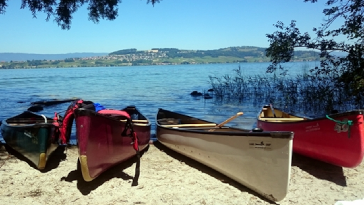 Kanu Rundtour auf dem Murtensee. Gemütlich und wunderschön ist die Rundtour auf dem Murtensee, dem Kleinsten der drei grossen Schweizer Jurarandseen. Sie lässt sich auch bestens mit zusätzlichen Aktivitäten an Land kombinieren. Der Murtensee liegt in den Schweizer Kantonen Freiburg und Waadt. Er ist zwar der kleinste, hat aber einiges zu bieten.