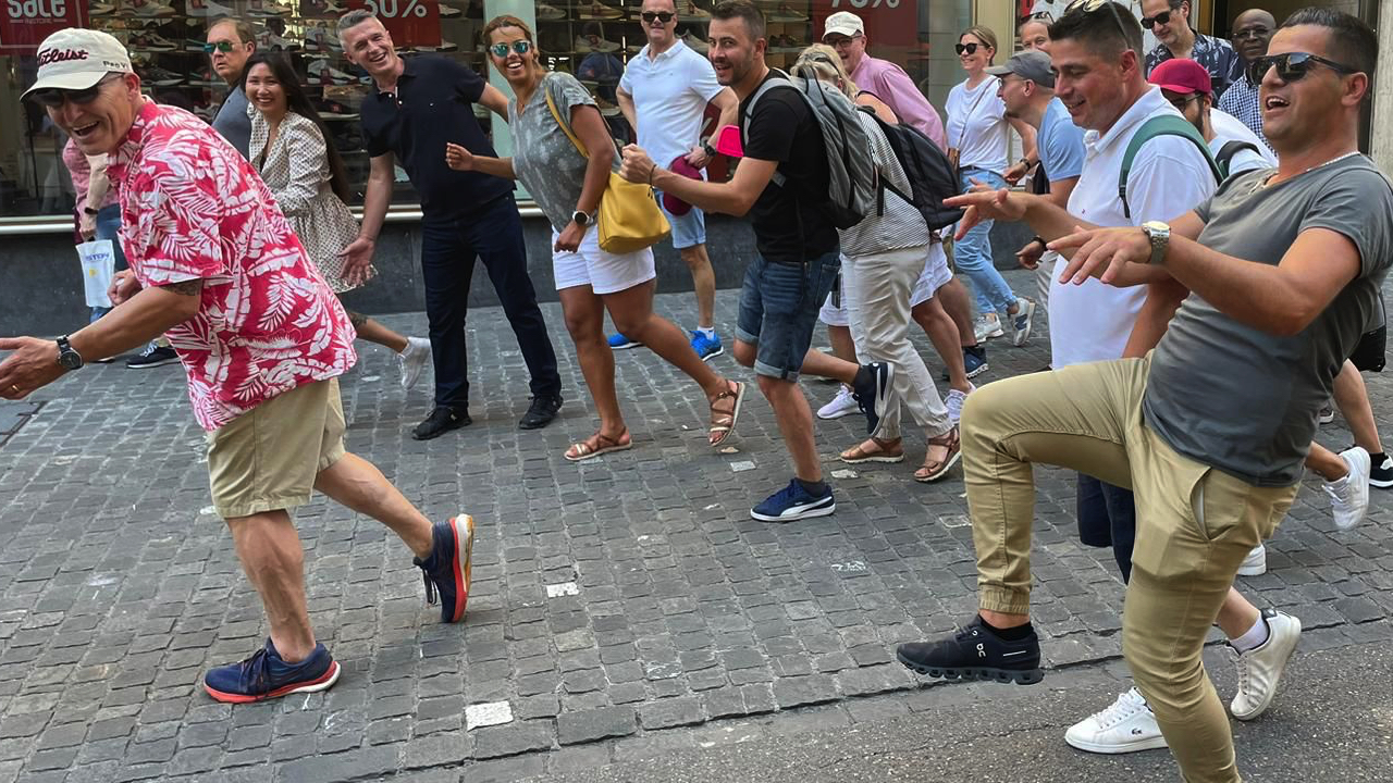 Unreal Adventures Show Ein interaktives, herausforderndes und unterhaltsames Stadterlebnis mit professionellen Schauspielern. Personalisierte und einzigartige Abenteuer, bei denen jeder Passant ein Teil des Spiels sein kann. Werde zum Geheimagenten und löse ein faszinierendes Mysterium.