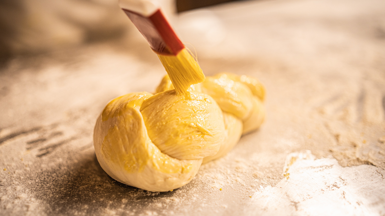 Bauernhof Backstube Teamausflug: Formen Sie Ihren Zopf selber. Während der Zopf im Ofen goldig braun wird, geniessen Sie ein saisonales und regionales Apéro.