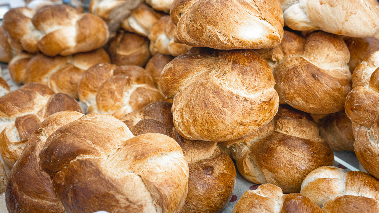 Bauernhof Backstube Teamausflug Formen Sie Ihren Zopf selber. Während der Zopf im Ofen goldig braun wird, geniessen Sie ein saisonales und regionales Apéro.