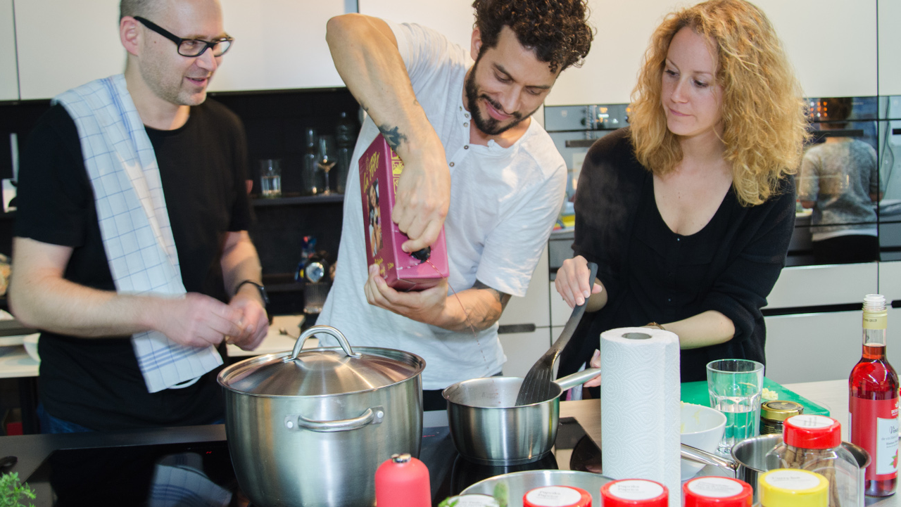 Das ganze beginnt mit einem genussvollen Apèro. Nach einer kurzen Einführung bilden wir verschiedene Koch-Teams. Jedes Team bekommt nun die Aufgabe, aus einem marktfrischen Warenkorb ein Gericht zu kreieren.