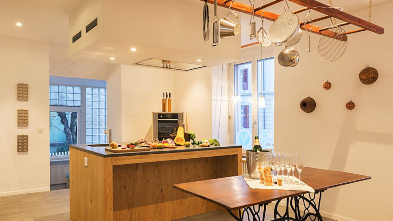 Kochevent Biel-Bienne Events in dieser Küche sind immer etwas Besonderes. Dafür sorgt der Küchenprofi mit viel Fingerspitzengefühl, Einfühlungsvermögen und kreativen Ideen. Dabei dürfen die Gäste ausnahmsweise mal die Küchenchefs spielen und vorgeben, wie es laufen soll.