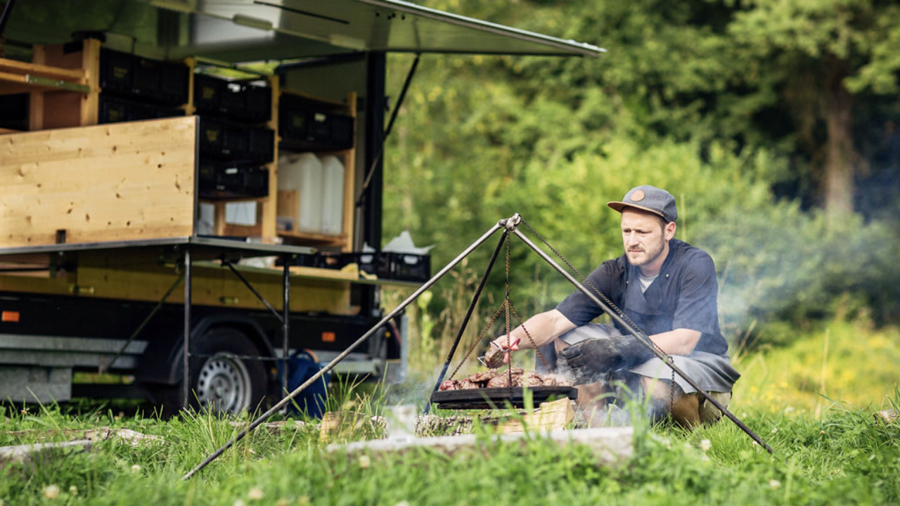 Erlebe einzigartige Team-Events, die Kochhandwerk mit Ernährungswissenschaft verbinden! Unsere exklusiven Kochkurse werden von erstklassigen Chefköchen geleitet und finden in hochwertigen Lokalitäten statt. Genieße Spaß und Freude bei unvergesslichen Team-Building-Momenten voller kulinarischer Höhepunkte und wertvollem Wissen! Entdecken, experimentieren, kreieren, genießen! Bei uns steht das Motto "Lernen durch Erfahrung" im Mittelpunkt, während wir gemeinsam kochen, backen, abschmecken und anrichten. Unser Fokus liegt auf modern regionaler und saisonaler Küche, die frisch, spannend, geschmackvoll, ausgewogen und wohltuend ist. Wir verwenden immer, wenn möglich, BIO-Zutaten.