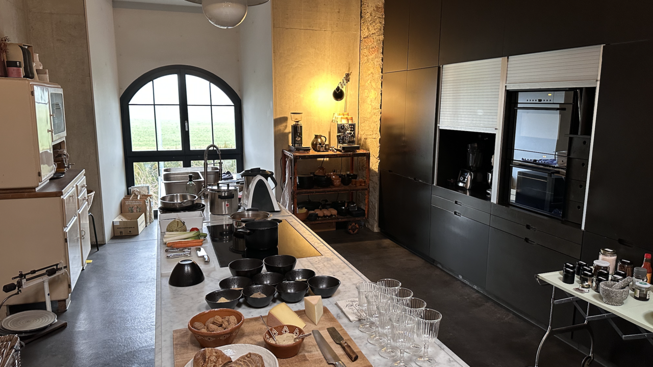 Erlebe einzigartige Team-Events, die Kochhandwerk mit Ernährungswissenschaft verbinden! Unsere exklusiven Kochkurse werden von erstklassigen Chefköchen geleitet und finden in hochwertigen Lokalitäten statt. Genieße Spaß und Freude bei unvergesslichen Team-Building-Momenten voller kulinarischer Höhepunkte und wertvollem Wissen! Entdecken, experimentieren, kreieren, genießen! Bei uns steht das Motto "Lernen durch Erfahrung" im Mittelpunkt, während wir gemeinsam kochen, backen, abschmecken und anrichten. Unser Fokus liegt auf modern regionaler und saisonaler Küche, die frisch, spannend, geschmackvoll, ausgewogen und wohltuend ist. Wir verwenden immer, wenn möglich, BIO-Zutaten.