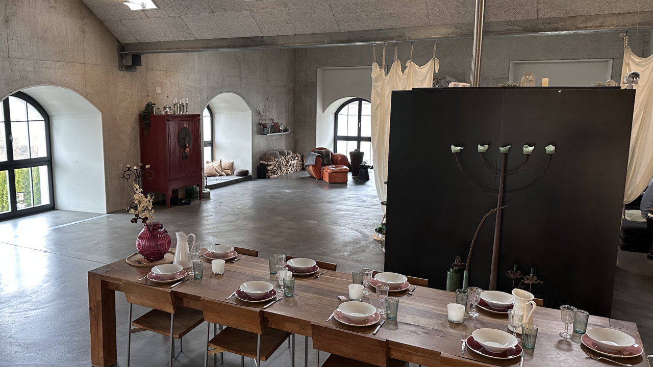 Erlebe einzigartige Team-Events, die Kochhandwerk mit Ernährungswissenschaft verbinden! Unsere exklusiven Kochkurse werden von erstklassigen Chefköchen geleitet und finden in hochwertigen Lokalitäten statt. Genieße Spaß und Freude bei unvergesslichen Team-Building-Momenten voller kulinarischer Höhepunkte und wertvollem Wissen! Entdecken, experimentieren, kreieren, genießen! Bei uns steht das Motto "Lernen durch Erfahrung" im Mittelpunkt, während wir gemeinsam kochen, backen, abschmecken und anrichten. Unser Fokus liegt auf modern regionaler und saisonaler Küche, die frisch, spannend, geschmackvoll, ausgewogen und wohltuend ist. Wir verwenden immer, wenn möglich, BIO-Zutaten.