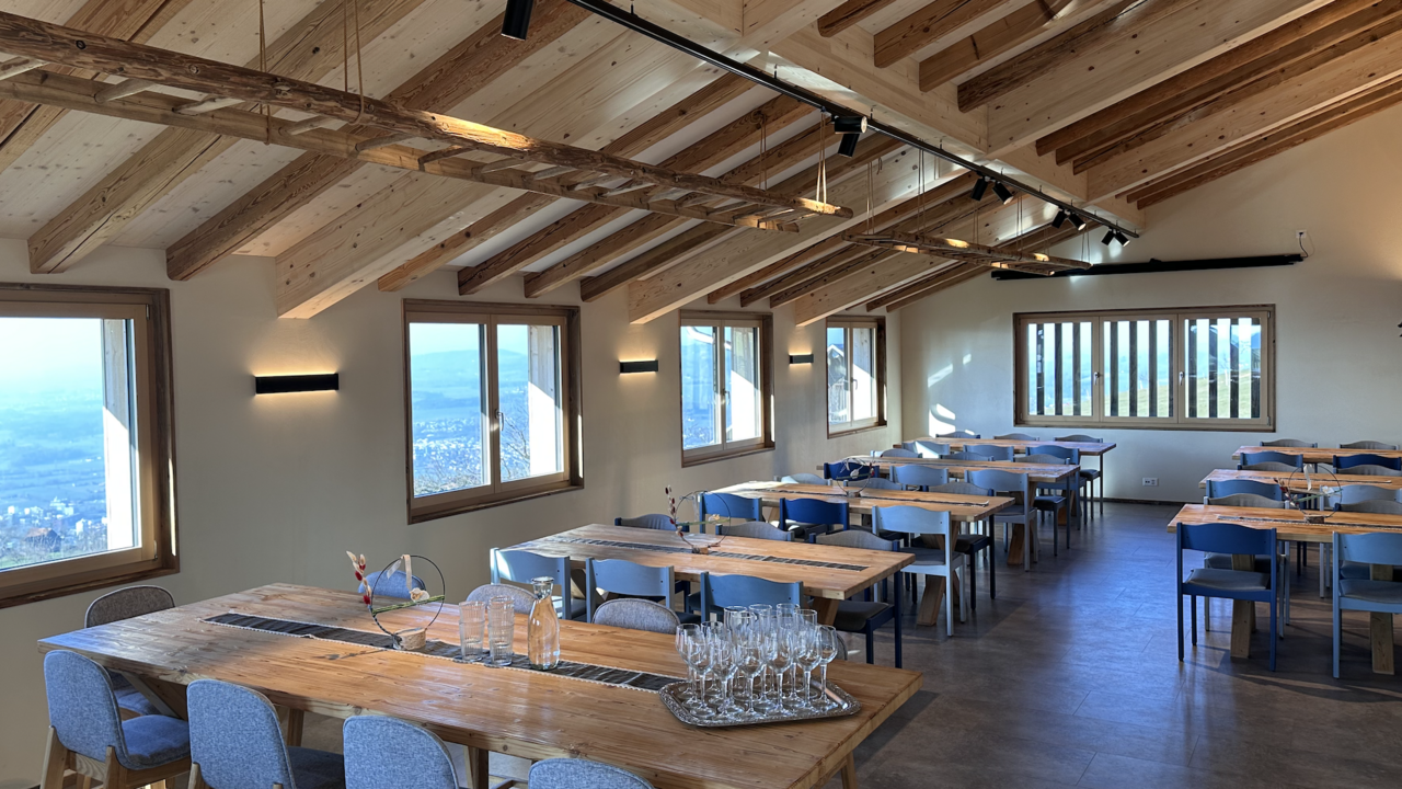 Erlebe einzigartige Team-Events, die Kochhandwerk mit Ernährungswissenschaft verbinden! Unsere exklusiven Kochkurse werden von erstklassigen Chefköchen geleitet und finden in hochwertigen Lokalitäten statt. Genieße Spaß und Freude bei unvergesslichen Team-Building-Momenten voller kulinarischer Höhepunkte und wertvollem Wissen! Entdecken, experimentieren, kreieren, genießen! Bei uns steht das Motto "Lernen durch Erfahrung" im Mittelpunkt, während wir gemeinsam kochen, backen, abschmecken und anrichten. Unser Fokus liegt auf modern regionaler und saisonaler Küche, die frisch, spannend, geschmackvoll, ausgewogen und wohltuend ist. Wir verwenden immer, wenn möglich, BIO-Zutaten.