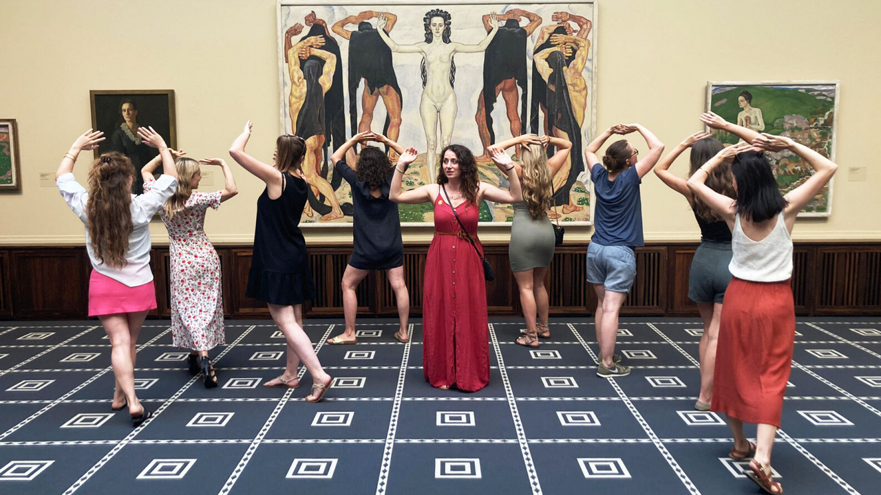 Licence to Perform - Performance Workshop Eine gelungene Vermittlung erfordert nicht nur eine gute Geschichte, sondern auch eine überzeugende Performance. Neben dem "Was" ist auch das "Wie" entscheidend, denn ohne eine lebendige und fesselnde Art des Erzählens und Präsentierens wird selbst die beste Geschichte langweilig.