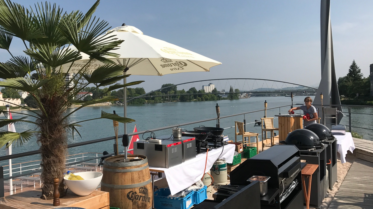 BBQ Workshop Unter professioneller Anleitung erfahren Sie Tricks und Kniffe rund ums Barbecue – so wird jedes Barbecue unvergesslich. In verschiedenen Teams bereiten Sie zusammen mit unserem Experten ein mehrgängiges Menü zu, das Sie anschließend in geselliger Runde geniessen dürfen.