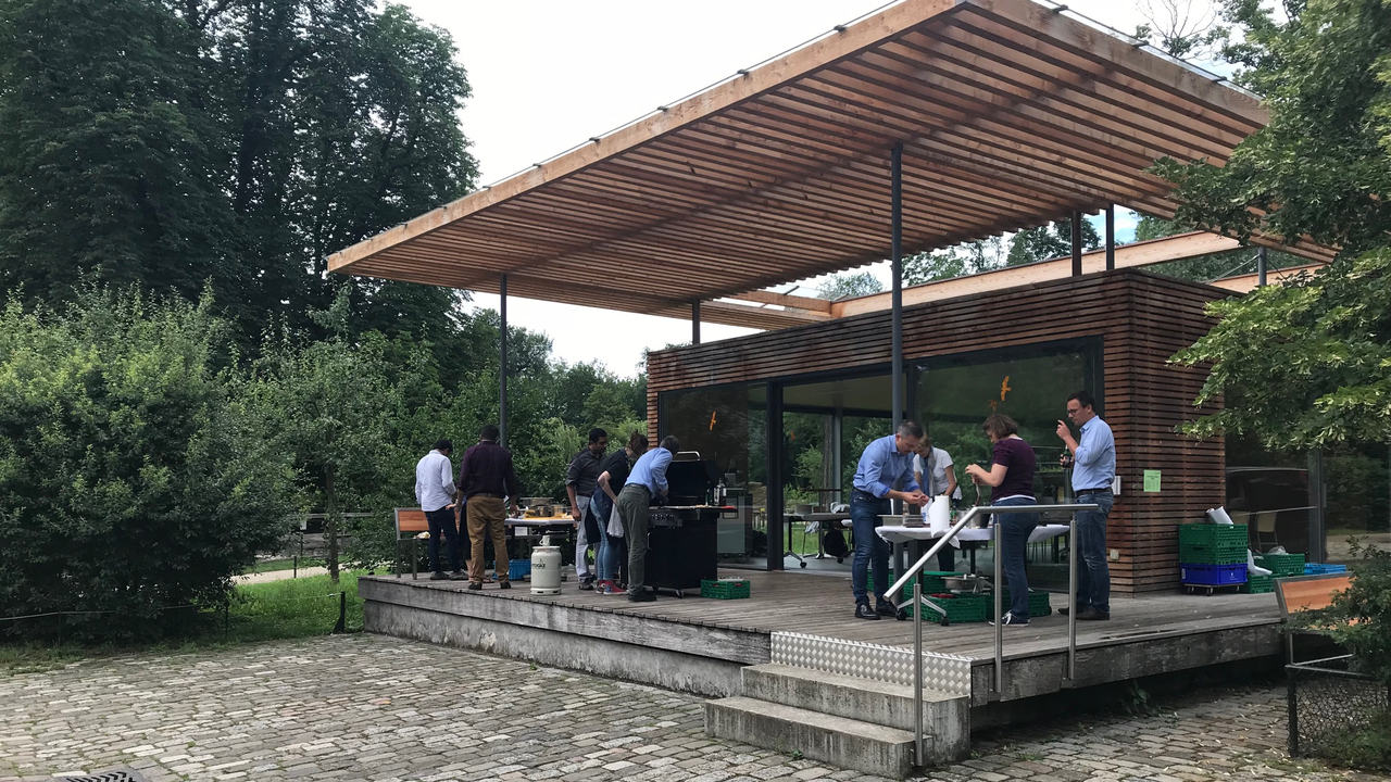 Wurstworkshop & BBQ Unter professioneller Anleitung erfahren Sie Tricks und Kniffe rund ums Barbecue – so wird jedes Barbecue unvergesslich. In verschiedenen Teams bereiten Sie zusammen mit unserem Experten ein mehrgängiges Menü zu, das Sie anschließend in geselliger Runde geniessen dürfen.