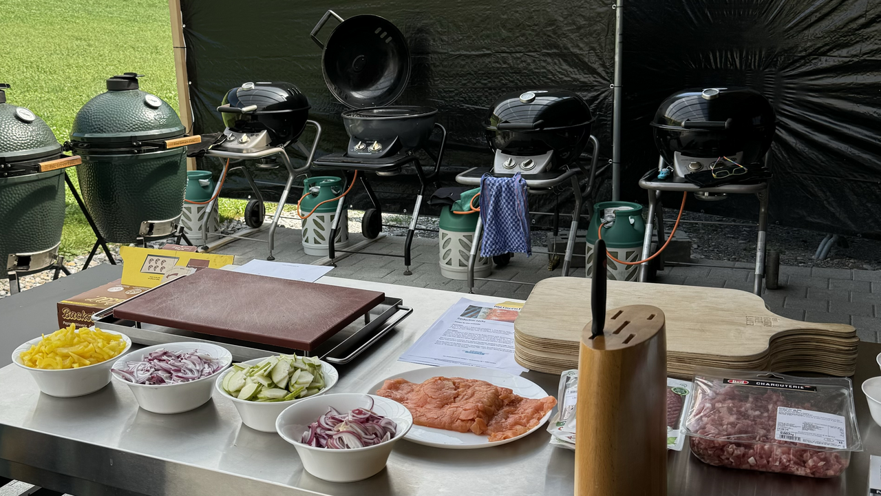 Unter professioneller Anleitung erfahren Sie Tricks und Kniffe rund ums Barbecue – so wird jedes Barbecue unvergesslich. In verschiedenen Teams bereiten Sie zusammen mit unserem Experten ein mehrgängiges Menü zu, das Sie anschließend in geselliger Runde geniessen dürfen.