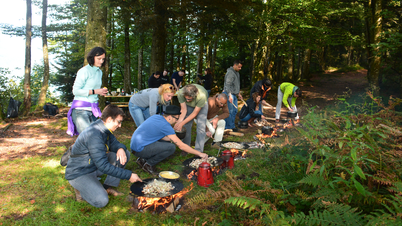 Teamkochen in der freien Natur Ein schönes Waldstück in der Nähe Ihres Betriebes ist Hauptschauplatz an diesem Nachmittag. Gemeinsam mit Ihrem Team richten Sie Kochplätze, Feuerplätze und eine Festtafel ein.