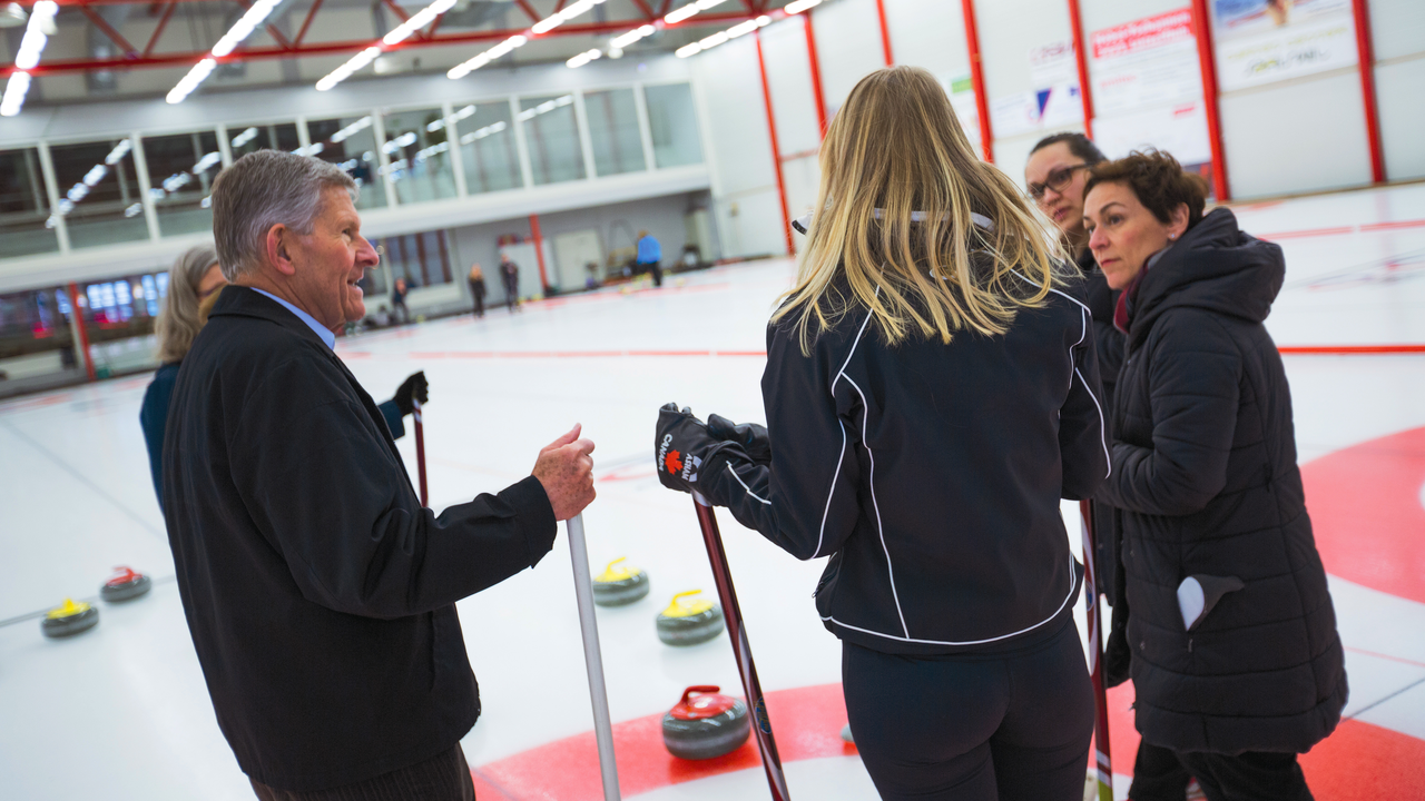 Plausch-Curling Ein Plausch-Curling ist in der aktuellen Situation perfekt. In kleinen Gruppen können Sie ihren Teams ein tolles Erlebnis bieten. Ausgebildete Instruktoren führen Sie auf's Glatteis und lassen Sie den Curlingsport entdecken. Wir bieten ein Schutzkonzept, welches die behördlichen Anforderungen vollumfänglich erfüllt und konsequent umgesetzt wird. Der Schutz unserer Besucherinnen und Besucher sowie der Mitarbeiter hat für uns oberste Priorität.