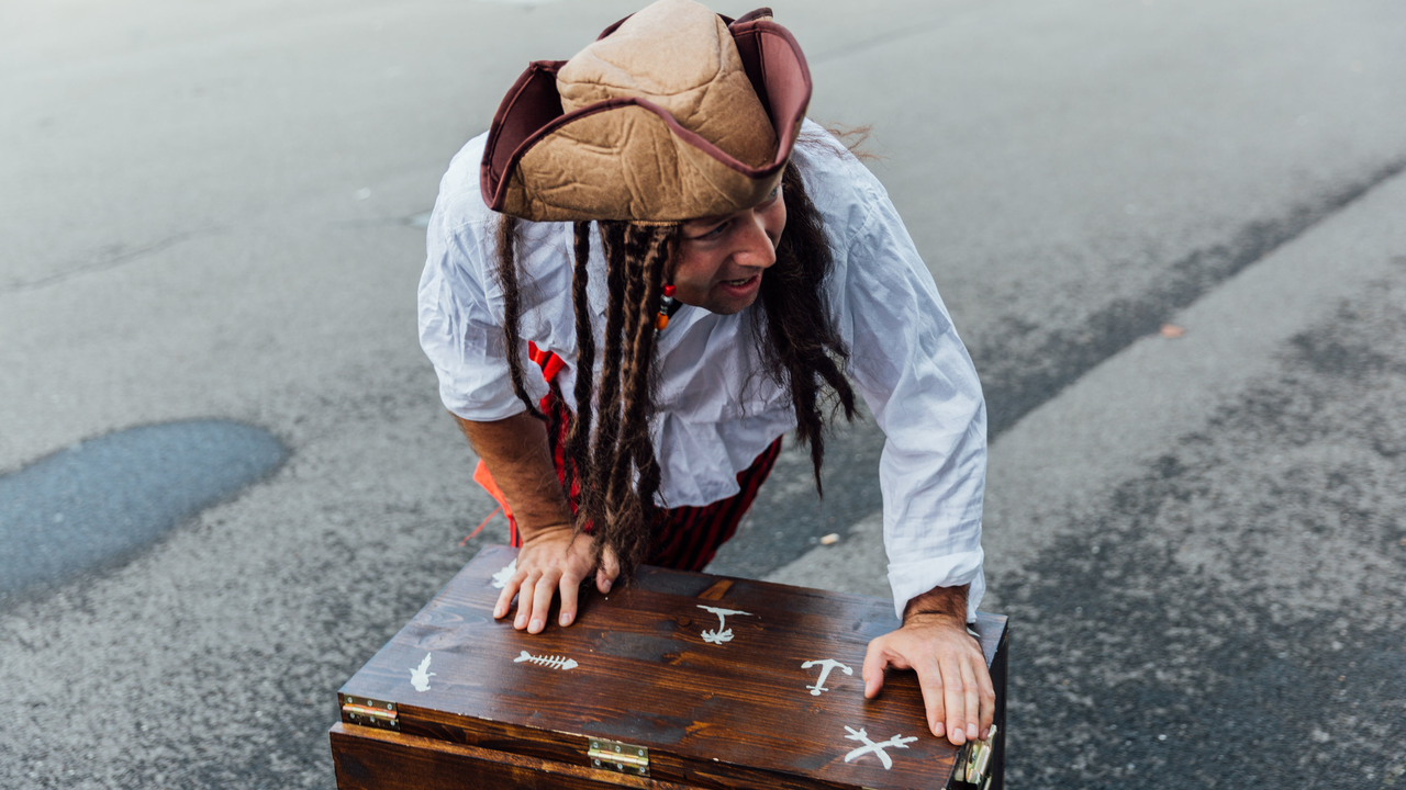 Teamchallange - Fluch der Piraten Das Piratenschiff Catarina wird von einem Fluch heimgesucht. Der Geist von John Rotbart treibt sein Unwesen. Die Piraten stehen am Rande der Verzweiflung. Sind Sie mutig genug um sich dem Geist zu stellen und das Schiff zu befreien? Prüfen Sie Ihre Geschicklichkeit, lösen Sie Rätsel und beweisen Sie Ihren Teamgeist. Die Crew, welche am Ende den grössten Schatz erbeutet, gewinnt.
