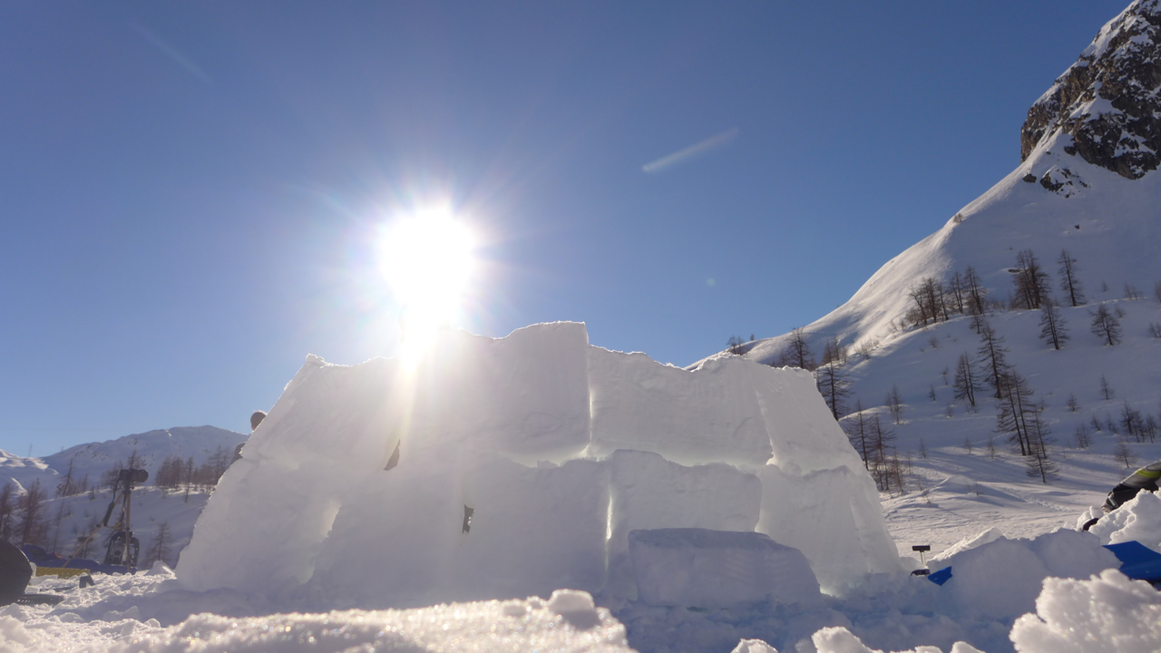 Iglu bauen und übernachten An diesem Tag erlebt Ihr Team das Baumaterial Schnee von einer neuen lustvollen Seite. Das Bauen von Schneehöhlen, von Skulpturen und von Iglus ist Teil des Programms. Unter fachkundiger Anleitung dürfen nach Lust und Laune Iglus, Schneehöhlen, Skultpuren, uvm. aus Schnee erbaut werden. Wer keine kalten Füsse bekommt, kann eine sichere Übernachtung in einem warmen Schlafsack im selbstgebauten Iglu oder in der selbstgebuddelten Schneehöhle erleben. Das angrenzende kleine Berghotel bietet ebenso Platz – und hat beheizte Zimmer.