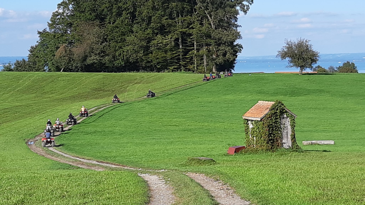 Quad-Tour Quad fahren macht Spass – wir bieten Ihnen für Ihren Gruppenausflug Touren von zwei Stunden bis zu einem ganzen Tag. Dabei fahren Sie auf Nebenstrassen, durch Feld, Kieswege und Wasser, im Winter sogar durch schneebedeckte Wiesen.