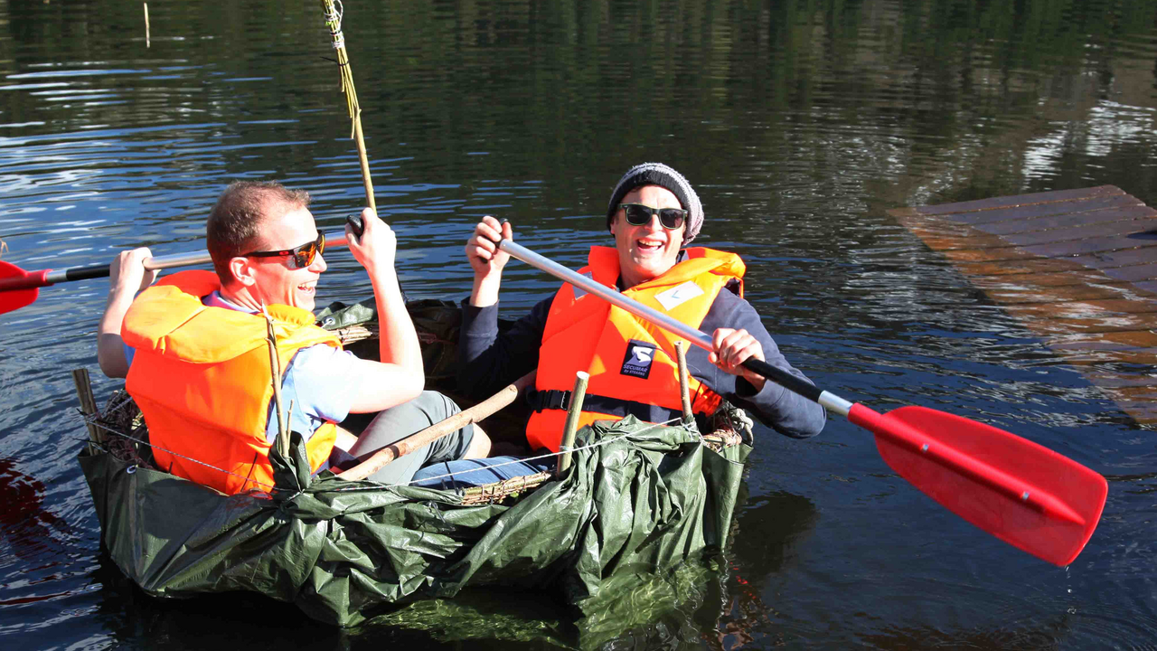 Bull Boat Challenge In Teams bauen Sie mit uns die Boote. Dazu werden frische Äste zugeschnitten und in die richtige Form gebracht. Anschliessend wird das Holz so zusammengebunden, dass die Grundkonstruktion einem Korbgerüst ähnelt. Zum Schluss wird die Konstruktion mit einer Plane bespannt, um sie wasserdicht zu machen.