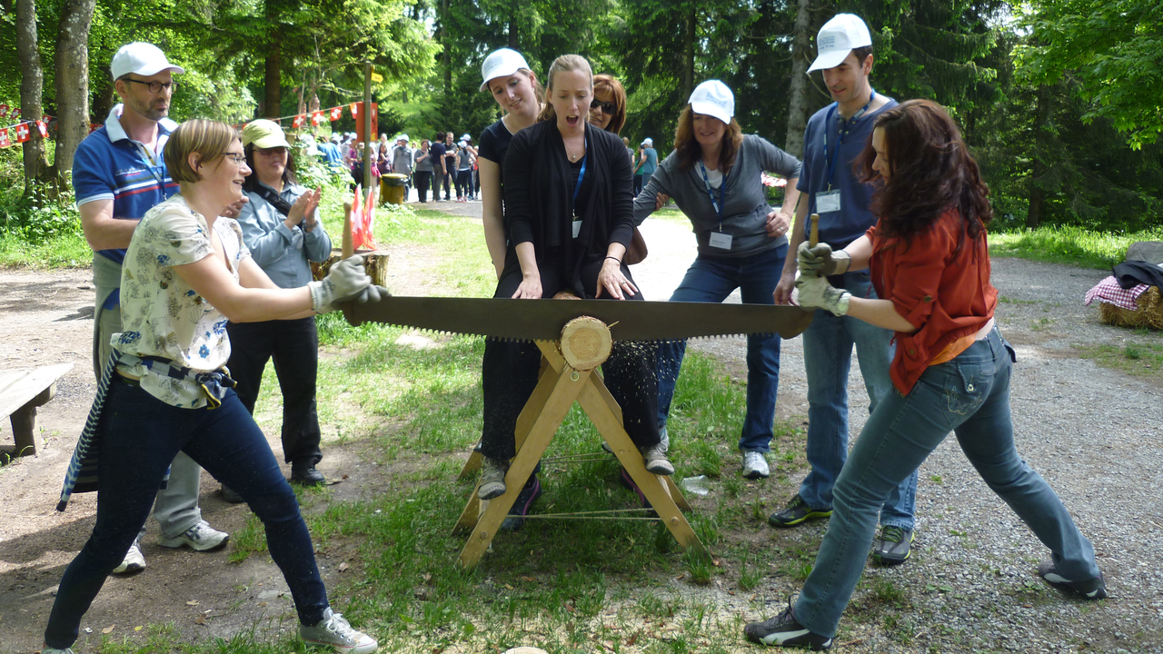Uetliberg-Challenge Erleben Sie selbst, was es mit den – nicht ganz ernst gemeinten – helvetischen Älpler-Traditionen auf sich hat und kämpfen Sie mit Ihrem Team um die Krone als City-Bergler. Bei den Aktivposten sind Geschicklichkeit und Teamfähigkeit gefragt. Ein Riesenspass, unabhängig davon wie gut Sie die Schweiz kennen!