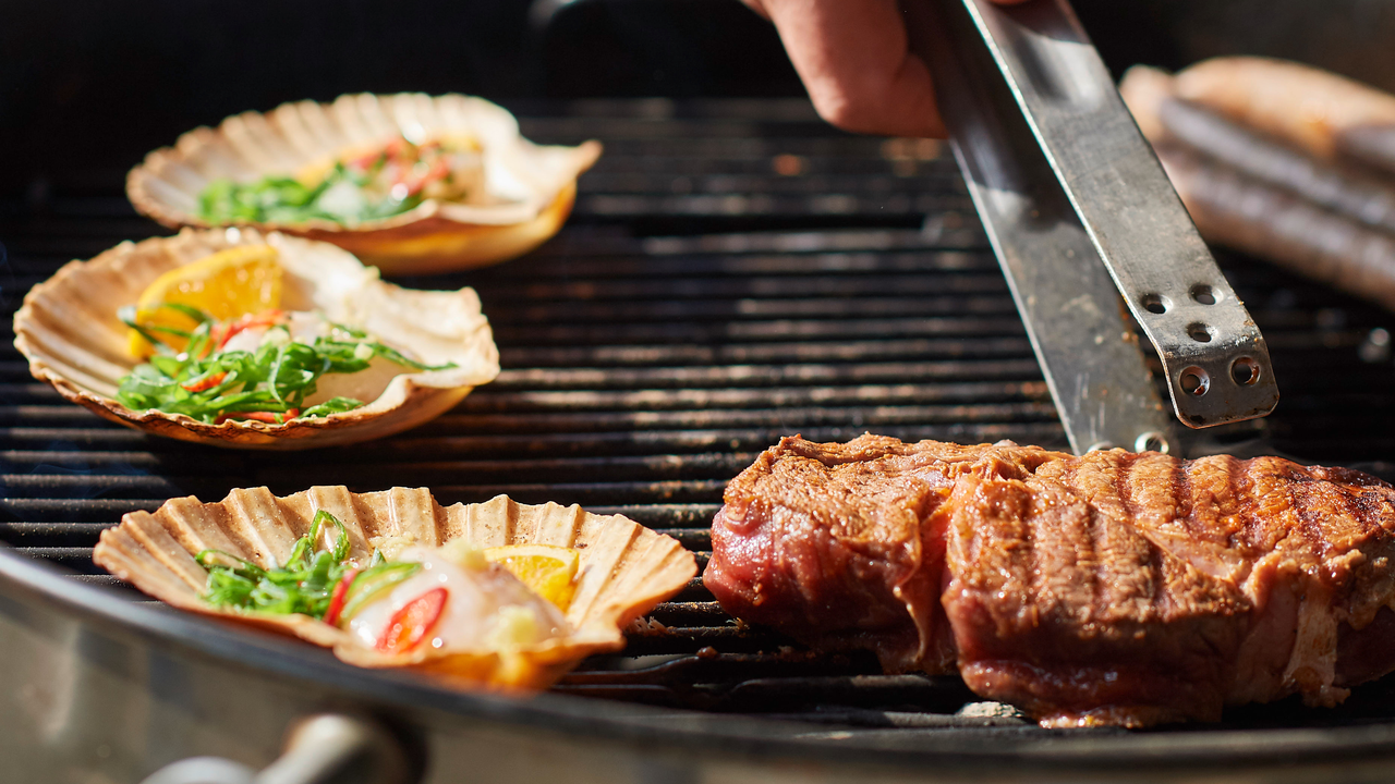 Unsere Grillkurse sind die perfekte Anleitung für ein Grill-Erlebnis zu Hause. Wir zeigen Ihnen alles, was Sie über die Zubereitung von perfekten Grilladen wissen müssen. Von der Vorbereitung bis zum Service. Die richtige Weinempfehlung darf dabei natürlich auch nicht fehlen. Grill-Tipps und Tricks für Jedermann vom Profi, alles inklusive. Die Grillkurse finden in unserem Eventlokal statt. Ausgestattet mit unserer hauseigenen Bierbrauerei bietet die Location auch neben dem Grill einiges.