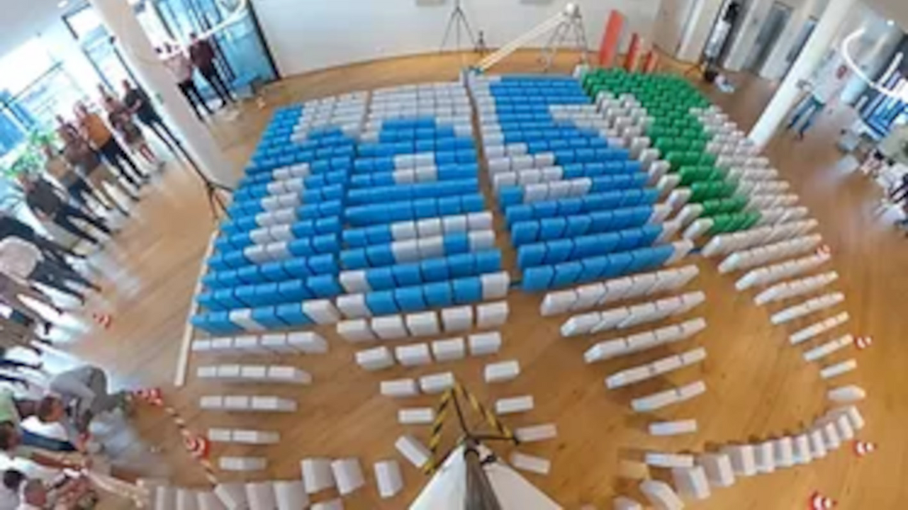 XXL-Domino Sie haben die Möglichkeit, entweder ein gigantisches Domino-Layout auf Tischen oder dem Boden zu erstellen oder sogar das Firmenlogo mit einer Abteilung nachzubauen. Es gibt unzählige Varianten, wie Sie diese Challenge gestalten können. Alle kennen die Domino-Stein-Reaktion. Aber haben Sie schon einmal ein Domino mit Riesensteinen gesehen? Bei diesem Workshop lassen sich tolle Formen, Logos oder gar 3D-Effekte attraktiv inszenieren und in kürzester Zeit unter fachkundiger Anleitung bereitstellen. Wir arbeiten je nach Wunsch mit Steinen der Grösse A5, A4 oder sogar A3.