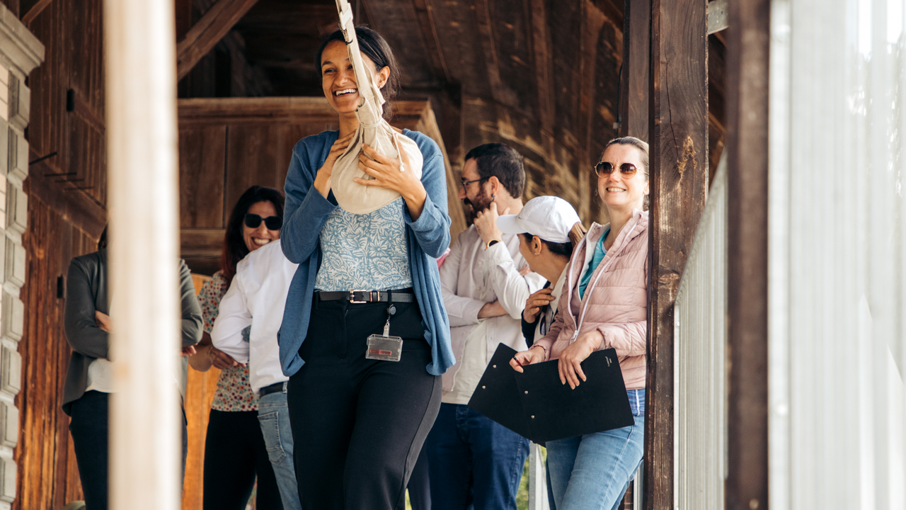 Teamgames auf dem Bauernhof Unterhaltung und Genuss für deinen Firmenanlass: Acht spannende Disziplinen erwarten dich bei den Original Emmentaler Spielen. Stelle dich und dein Team bei Disziplinen wie Hufeisenwerfen, Emmentalerkrocket, Dart, Hau den Ball und Hafersackschwingen auf die Probe. Garantiert ein Riesenspass für alle! Ergänze die spannenden Spiele mit einem feinen Grillplausch und einer Planwagenfahrt und mache so euren Betriebsausflug zu einem unvergesslichen Tag. Wir sind für euch mit Leidenschaft am Werk.