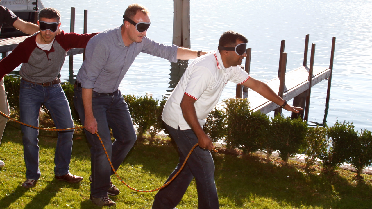 Team-Challenge Outdoor Dieser Ausflug ist ein Klassiker im Teambuilding. Ihre Gruppen durchlaufen verschiedene Posten, dabei werden Aspekte aus dem Arbeitsalltag handlungsorientiert gefördert. Um diese Aufgaben zu reflektieren können Sie noch einen Trainer hinzuziehen.