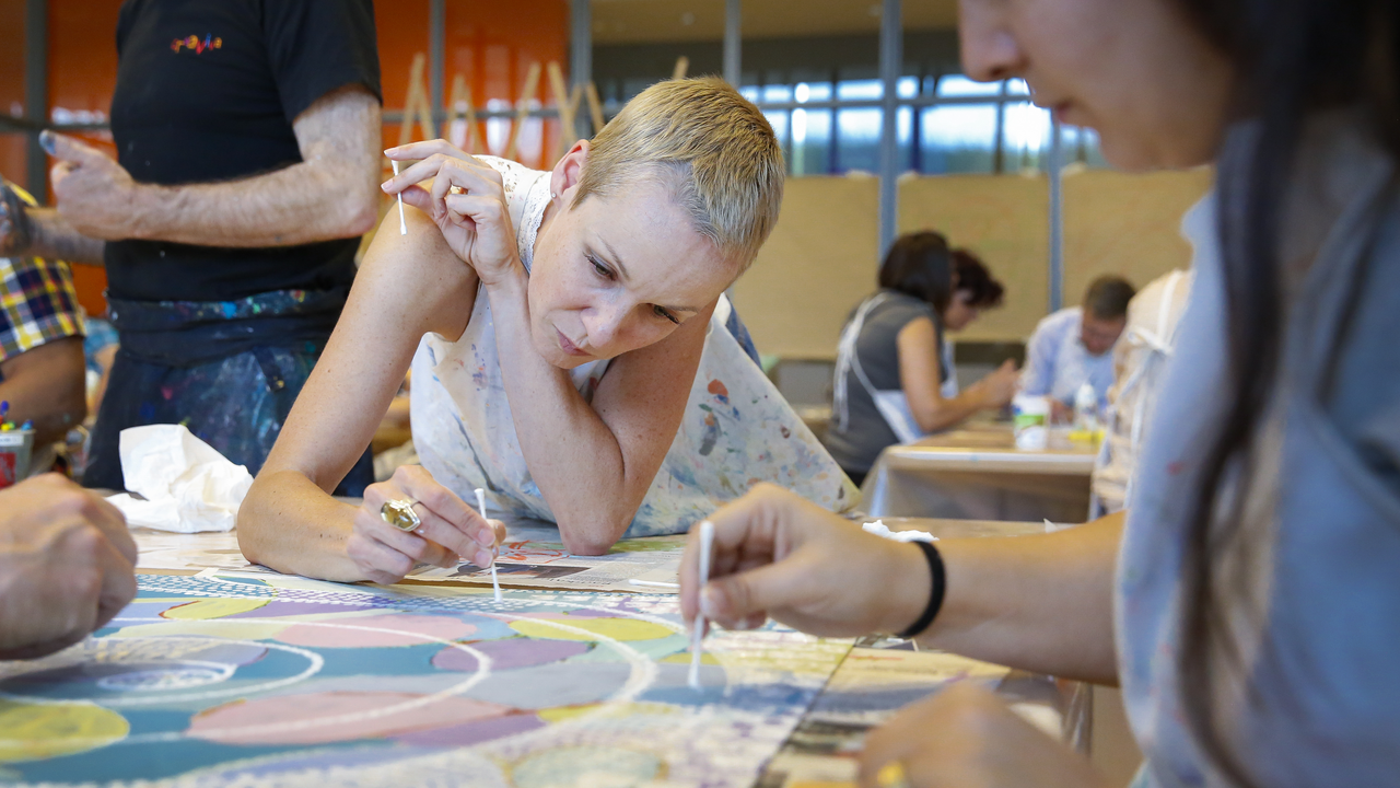 Ein starkes Team vermag mehr als die Summe der Einzelnen. Doch gute Teams müssen mit Aufmerksamkeit, Umsicht und Sorgfalt gebildet, gepflegt, gefördert und gefordert werden. Wir richten uns an Teams aus Wirtschaft, Lehre und Verwaltung. Individuelle, massgeschneiderte Konzepte haben zum Ziel, kreativ den spezifischen Anliegen und Erwartungen der Gäste zu begegnen.