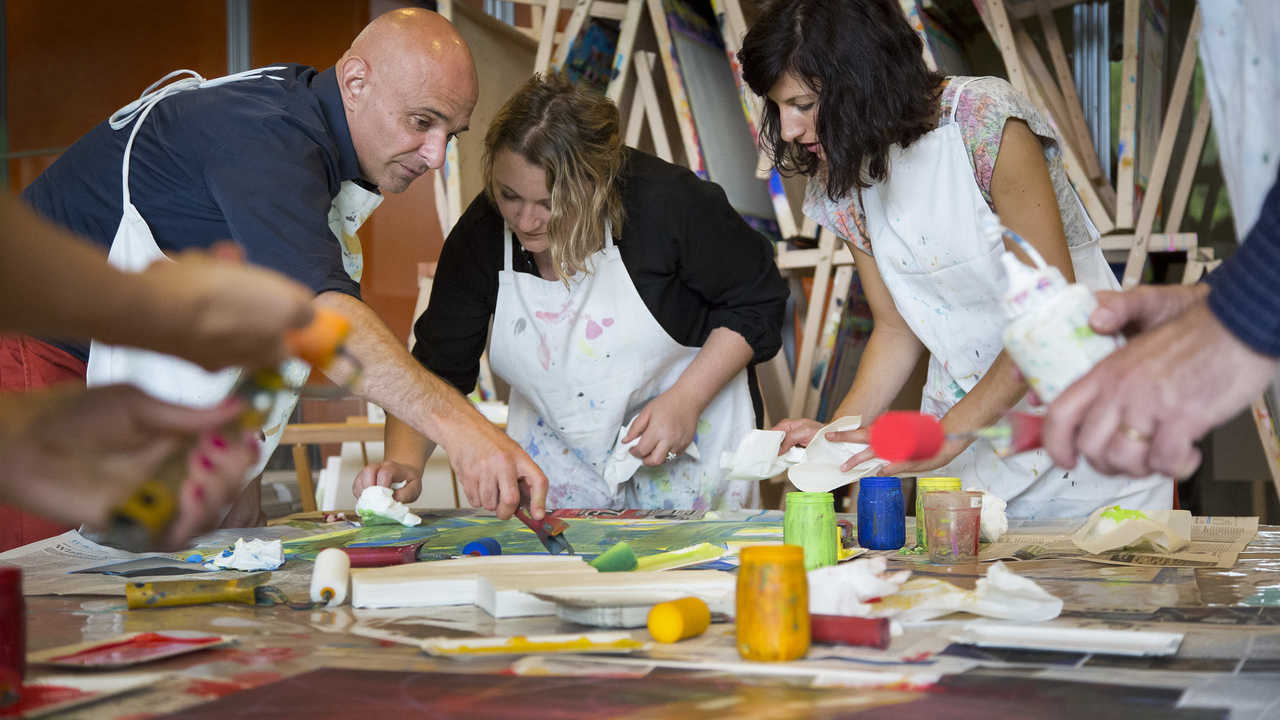 Kunst Unternehmen Bern Ein starkes Team vermag mehr als die Summe der Einzelnen. Doch gute Teams müssen mit Aufmerksamkeit, Umsicht und Sorgfalt gebildet, gepflegt, gefördert und gefordert werden. Wir richten uns an Teams aus Wirtschaft, Lehre und Verwaltung. Individuelle, massgeschneiderte Konzepte haben zum Ziel, kreativ den spezifischen Anliegen und Erwartungen der Gäste zu begegnen.