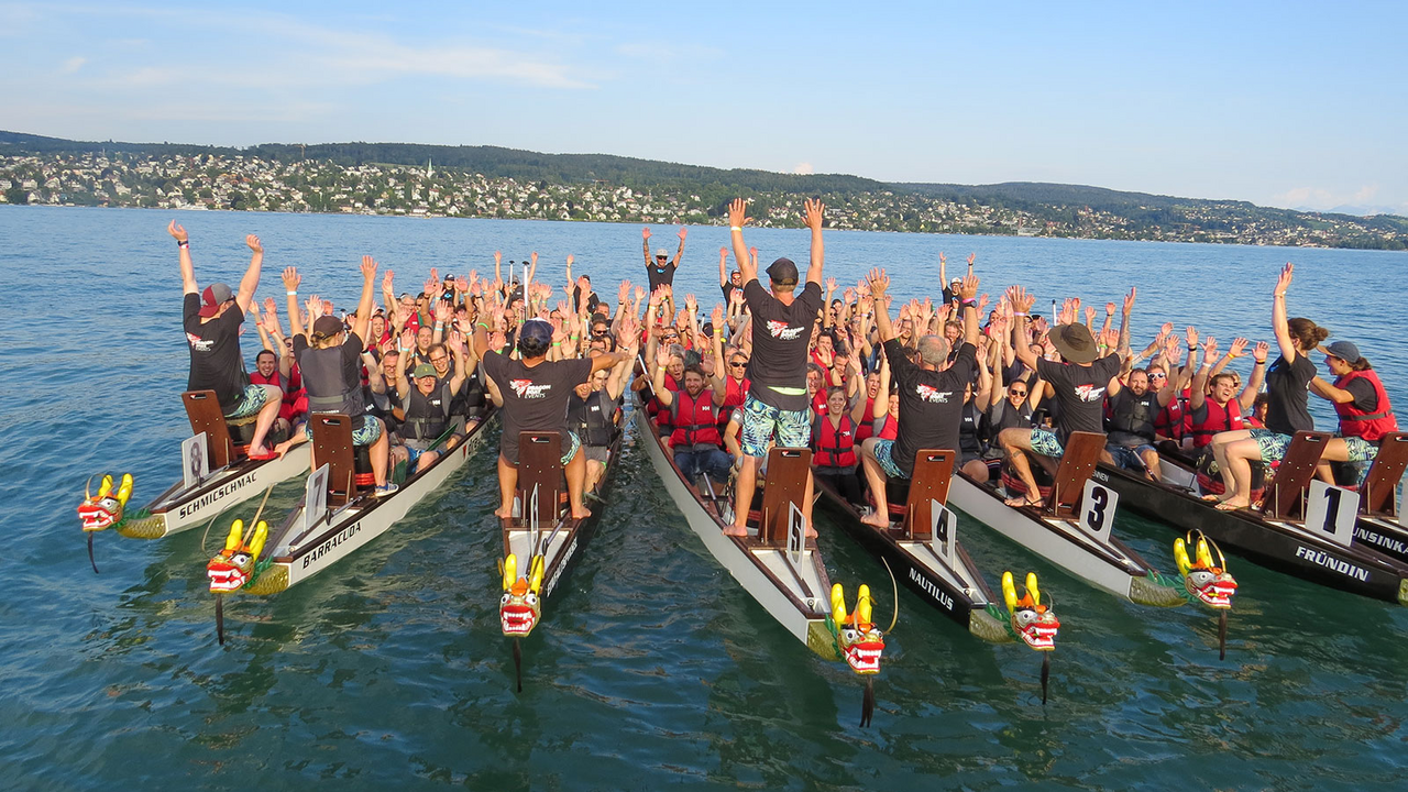 Drachenboot-Rennen Hier geht es um den Sieg: «Are you ready? Attention. Go!» Ihre Paddler bringen die Sportgeräte in Schwung. Schub um Schub hecheln die Untierköpfe der Ziellinie näher, die Trommelrhythmen der Teams überschlagen sich synkopisch und verschwimmen in Zielnähe im Applaus. Sie geniessen den Moment. Ausgelassen. Sportlich. Verbunden. Und alle Details werden für Sie auf den Punkt arrangiert: Organisation. Infrastruktur. Training. Rennen.