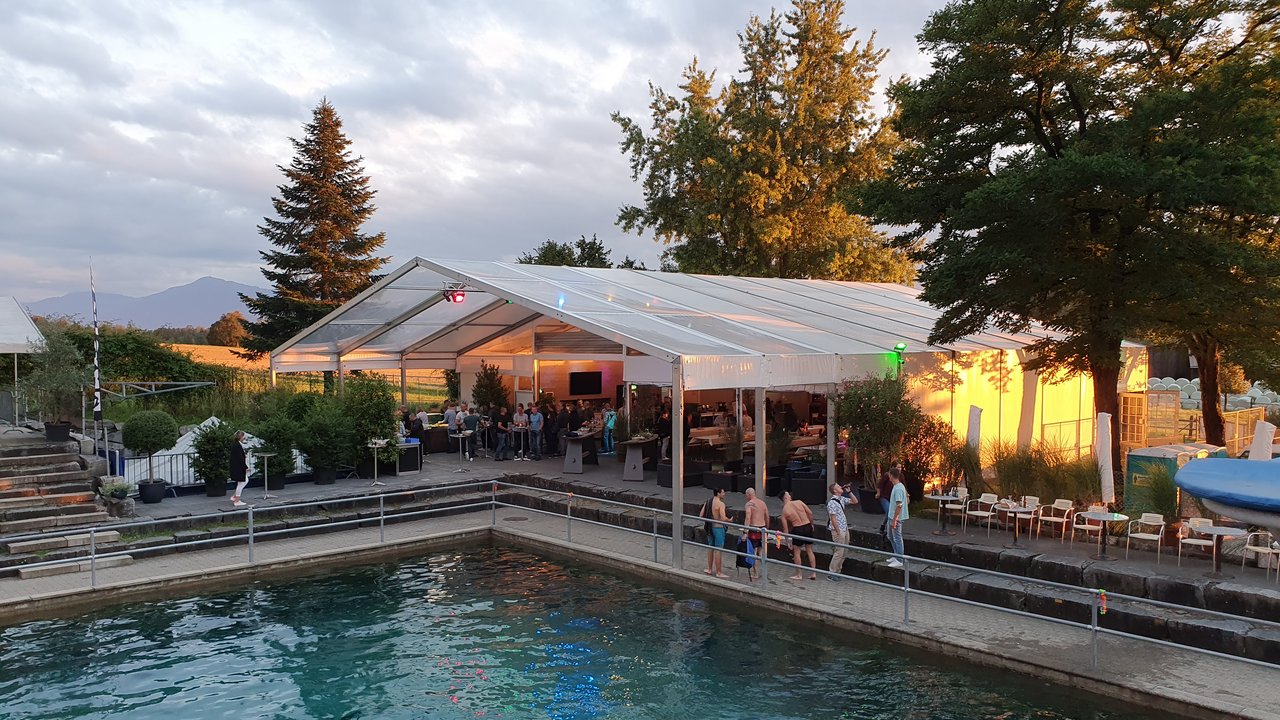 Dieses hochmoderne Wassersport- und Eventcenter ist geschaffen für einzigartige Gemeinschaftserlebnisse und kulinarische Höhenflüge. Seit über zwanzig Jahren werden in dieser aussergewöhnlichen Umgebung Firmenevents und Vereinsanlässe durchgeführt sowie Geburtstage oder Hochzeiten gefeiert. Ob Plauschrutschen, Schanzenspringen mit Skis oder Vergnügen beim Begutachten der Luftsprünge, für alle ist etwas da und das Miteinander steht stets im Zentrum.