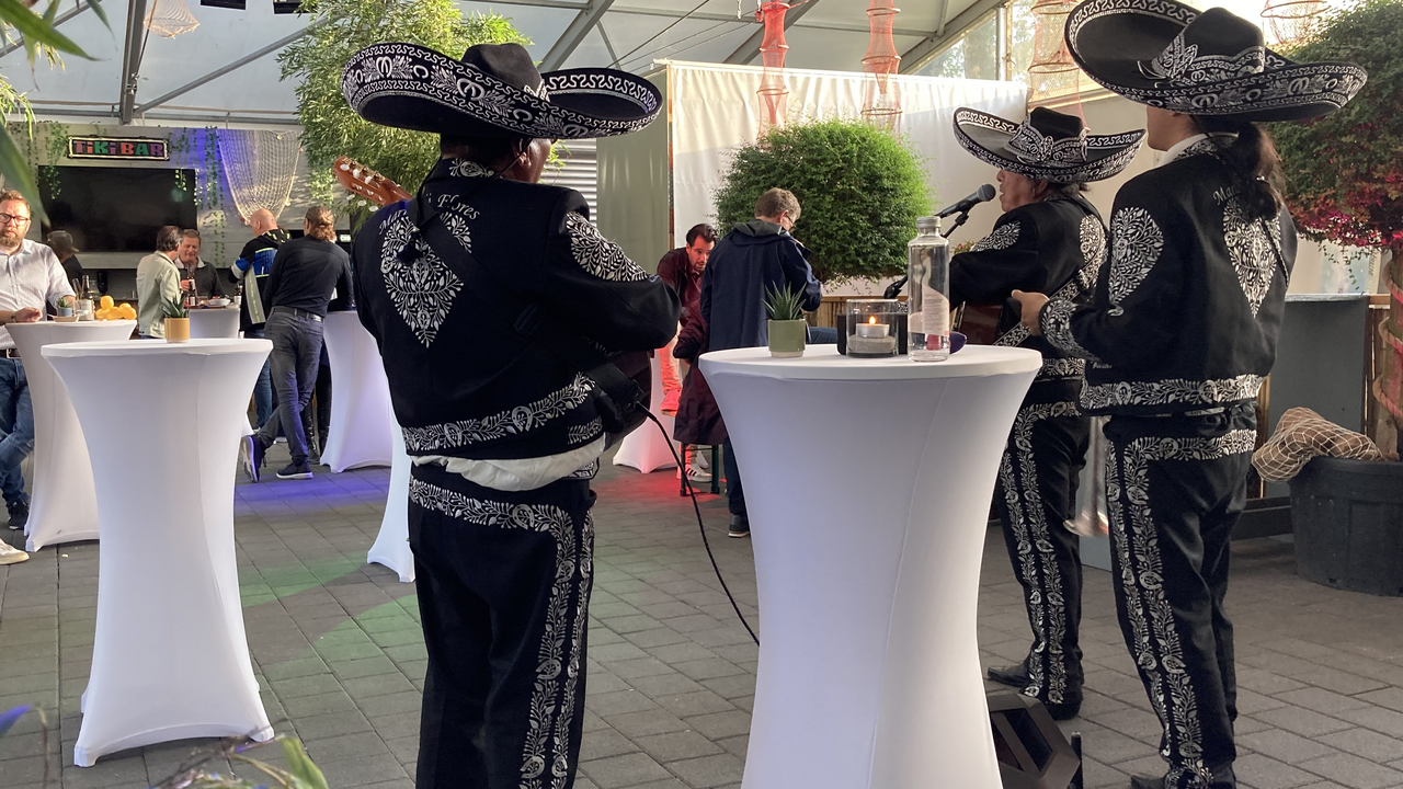 Dieses hochmoderne Wassersport- und Eventcenter ist geschaffen für einzigartige Gemeinschaftserlebnisse und kulinarische Höhenflüge. Seit über zwanzig Jahren werden in dieser aussergewöhnlichen Umgebung Firmenevents und Vereinsanlässe durchgeführt sowie Geburtstage oder Hochzeiten gefeiert. Ob Plauschrutschen, Schanzenspringen mit Skis oder Vergnügen beim Begutachten der Luftsprünge, für alle ist etwas da und das Miteinander steht stets im Zentrum.