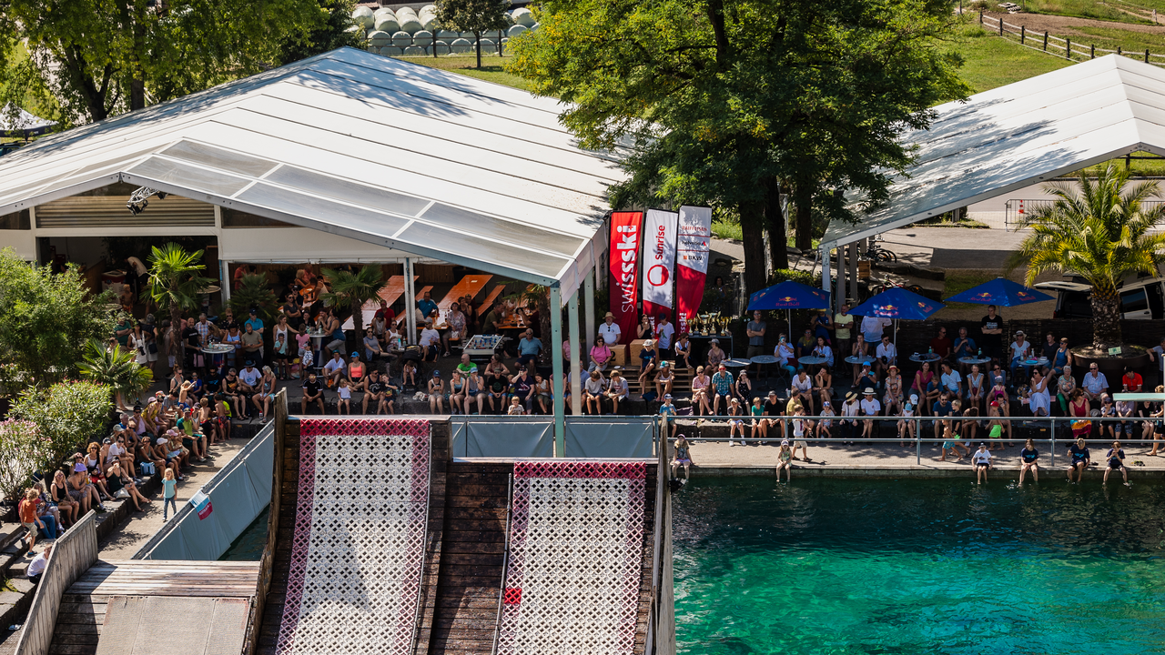 Dieses hochmoderne Wassersport- und Eventcenter ist geschaffen für einzigartige Gemeinschaftserlebnisse und kulinarische Höhenflüge. Seit über zwanzig Jahren werden in dieser aussergewöhnlichen Umgebung Firmenevents und Vereinsanlässe durchgeführt sowie Geburtstage oder Hochzeiten gefeiert. Ob Plauschrutschen, Schanzenspringen mit Skis oder Vergnügen beim Begutachten der Luftsprünge, für alle ist etwas da und das Miteinander steht stets im Zentrum.