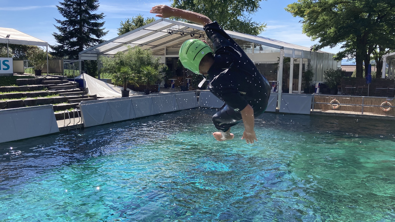 Dieses hochmoderne Wassersport- und Eventcenter ist geschaffen für einzigartige Gemeinschaftserlebnisse und kulinarische Höhenflüge. Seit über zwanzig Jahren werden in dieser aussergewöhnlichen Umgebung Firmenevents und Vereinsanlässe durchgeführt sowie Geburtstage oder Hochzeiten gefeiert. Ob Plauschrutschen, Schanzenspringen mit Skis oder Vergnügen beim Begutachten der Luftsprünge, für alle ist etwas da und das Miteinander steht stets im Zentrum.