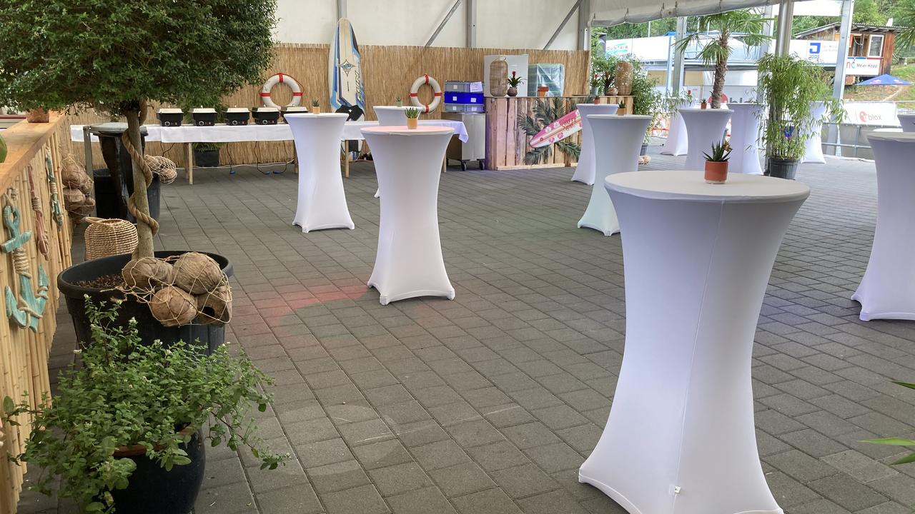 Dieses hochmoderne Wassersport- und Eventcenter ist geschaffen für einzigartige Gemeinschaftserlebnisse und kulinarische Höhenflüge. Seit über zwanzig Jahren werden in dieser aussergewöhnlichen Umgebung Firmenevents und Vereinsanlässe durchgeführt sowie Geburtstage oder Hochzeiten gefeiert. Ob Plauschrutschen, Schanzenspringen mit Skis oder Vergnügen beim Begutachten der Luftsprünge, für alle ist etwas da und das Miteinander steht stets im Zentrum.