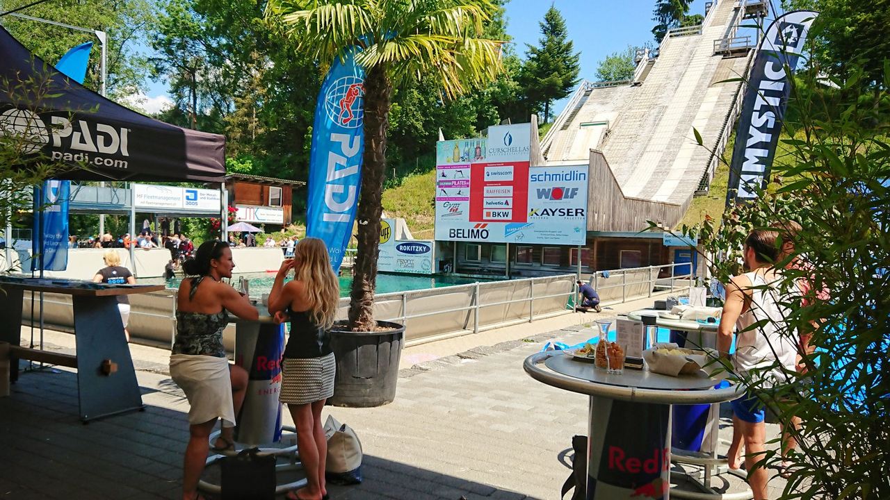 Dieses hochmoderne Wassersport- und Eventcenter ist geschaffen für einzigartige Gemeinschaftserlebnisse und kulinarische Höhenflüge. Seit über zwanzig Jahren werden in dieser aussergewöhnlichen Umgebung Firmenevents und Vereinsanlässe durchgeführt sowie Geburtstage oder Hochzeiten gefeiert. Ob Plauschrutschen, Schanzenspringen mit Skis oder Vergnügen beim Begutachten der Luftsprünge, für alle ist etwas da und das Miteinander steht stets im Zentrum.