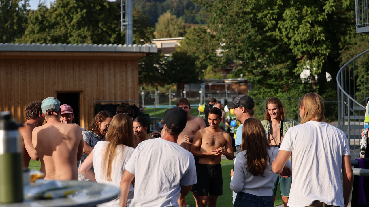 Dieses hochmoderne Wassersport- und Eventcenter ist geschaffen für einzigartige Gemeinschaftserlebnisse und kulinarische Höhenflüge. Seit über zwanzig Jahren werden in dieser aussergewöhnlichen Umgebung Firmenevents und Vereinsanlässe durchgeführt sowie Geburtstage oder Hochzeiten gefeiert. Ob Plauschrutschen, Schanzenspringen mit Skis oder Vergnügen beim Begutachten der Luftsprünge, für alle ist etwas da und das Miteinander steht stets im Zentrum.