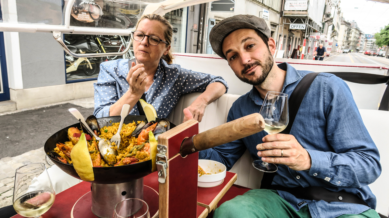 eTukTuk CityTour inkl. Food-on-Wheels Suchen Sie einen kulinarischen Teamausflug? Dann heissen wir Sie hier an Board auf drei Rädern herzlich willkommen. Entdecken Sie die wunderschöne Limmatstadt, geniessen Sie dabei ein Käsefondue, ein BBQ auf heissem Stein, leckere Burger, eine asiatische Wok-Speise oder einen ausgiebigen Brunch. Lassen Sie sich auf ein kulinarisches Fahrerlebnis der Extraklasse ein. Die Food-on-Wheels-Tour verbindet Sightseeing mit feinster Schweizer Küche. Ob traditionell oder genussvoll, das Food-on-Wheels eTuk ist eine Sensation und ein Muss für jeden Gourmet.