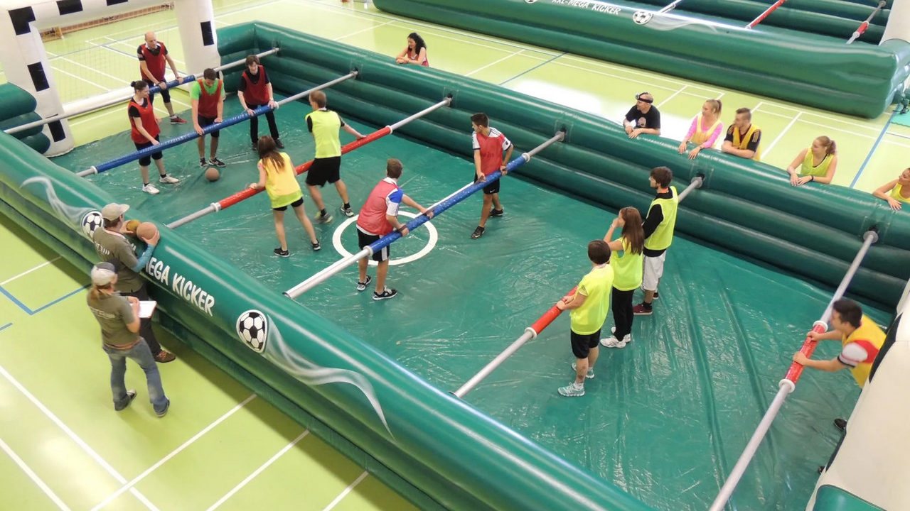 Footballmania Machen Sie den Fussball zum Motto für Ihren Anlass und tauchen Sie ein in die Welt des Fussballs! Ihre Teilnehmer werden noch lange von diesem einzigartigen Eventprogramm schwärmen!