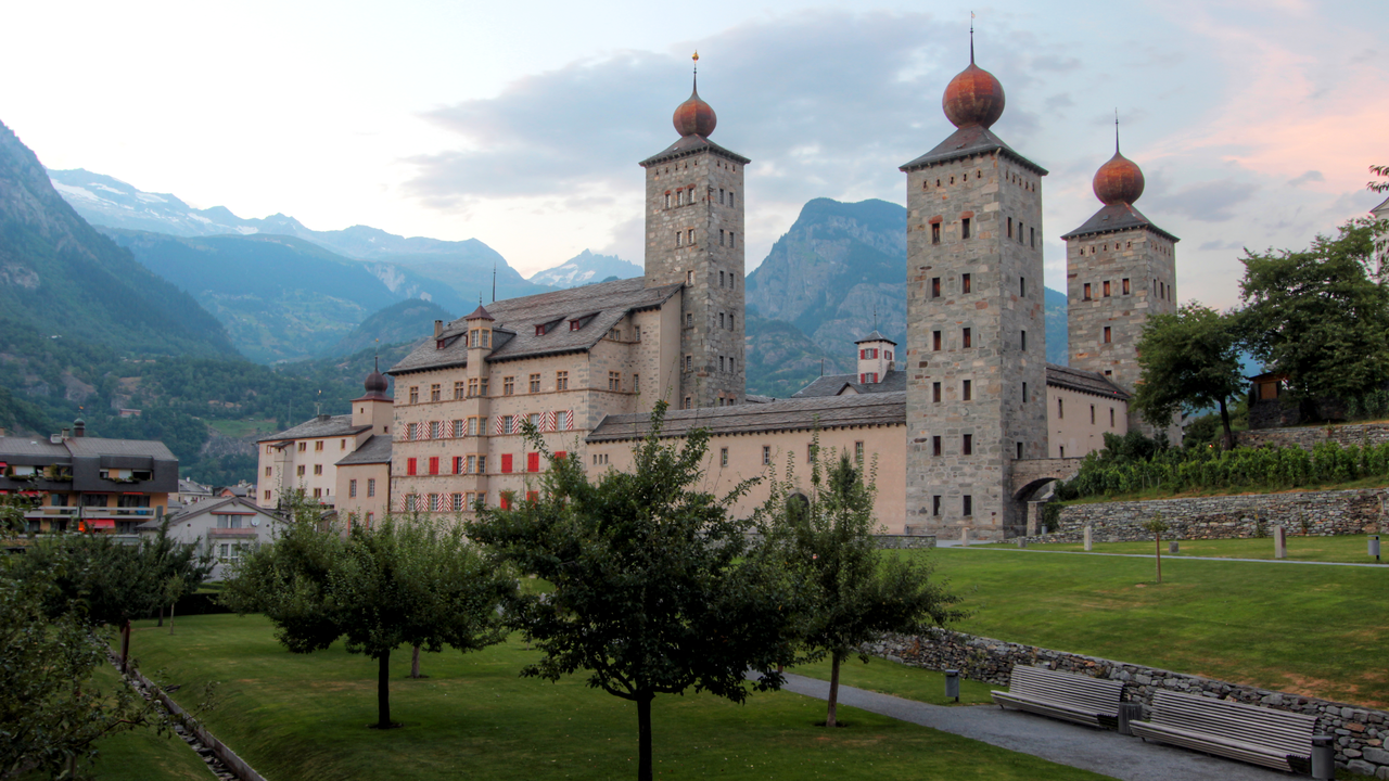 Kulinarische Stadtführung Brig Das Angebot «Kulinarische Stadtführung» in Brig ist bei Gruppen (Firmen, Vereinen, Jahrgänger etc.) sehr beliebt und stösst bei den Teilnehmern auf grosse Begeisterung. Während einer interessanten Führung durch Brig kehren Sie dreimal in ein Restaurant ein, wo Sie jeweils eine kulinarische Köstlichkeit serviert bekommen.