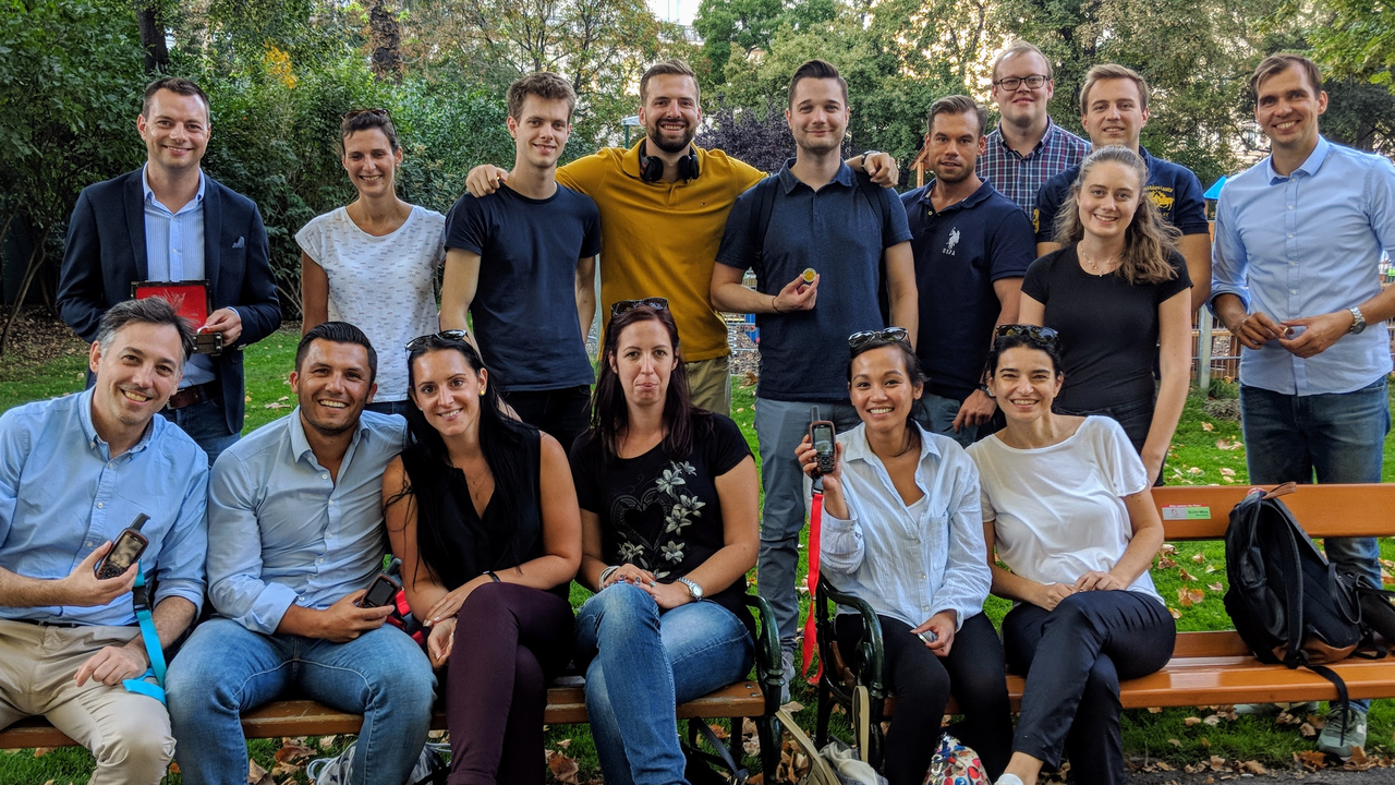 Geocaching GPS Event Ähnlich wie Pokemon Go ist auch Geocaching ein location-based-game. Geocaching ist die Suche nach kleinen, gut getarnten Behältern (Caches) mit GPS Geräten. Ein Cache ist etwa so gross wie eine Filmdose oder etwas grösser, passt sich seiner Umgebung perfekt an und enthält kleine Aufgaben für das Team. Das Team versucht den Ort des Caches mit einer Genauigkeit von +/- 5 Metern genau zu ermitteln und sucht dann in diesem Bereich nach einem versteckten Cache.