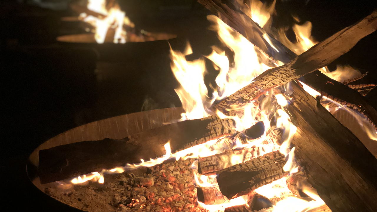 Feuerkochtour in der Verenaschlucht Begeben Sie sich mit Ihrem Team auf einen romantischen Fackelspaziergang, auf dem Sie nicht nur mit legendären Erzählungen unterhalten, sondern auch vor Ort mit regionalen Köstlichkeiten verwöhnt werden. Der Anlass dauert rund drei Stunden und beginnt beim Eindunkeln oder später. Er verbindet ein Naturerlebnis mit sagenhaften Geschichten und Gerichten. Garantiert ein unvergesslicher Feierabend.