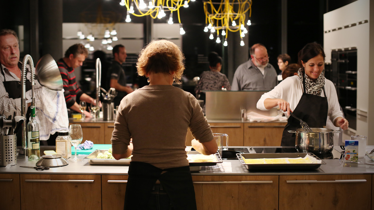 Teamkochen Schwyz Das Erlebniskochen wirkt teambildend und kommunikationsfördernd, denn das gemeinsame Kochen bringt schnell eine nette und ungezwungene Atmosphäre. Der Kochevent weicht vom klassischen Kochkurs in vielen Punkten ab, denn hier kocht die gute Stimmung auf.