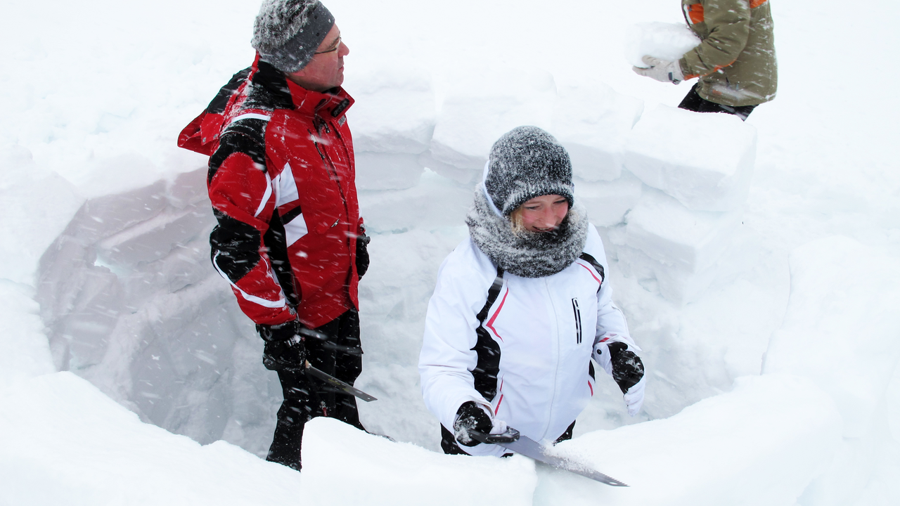 Teamwork, Spass und die winterliche Landschaft geniessen - machen Sie Ihr winterliches Firmenevent zum Erlebnis. Sie bauen gemeinsam ein oder mehrere Iglus. Dabei werden Sie in Planung und Umsetzung von Spezialisten unterstützt.