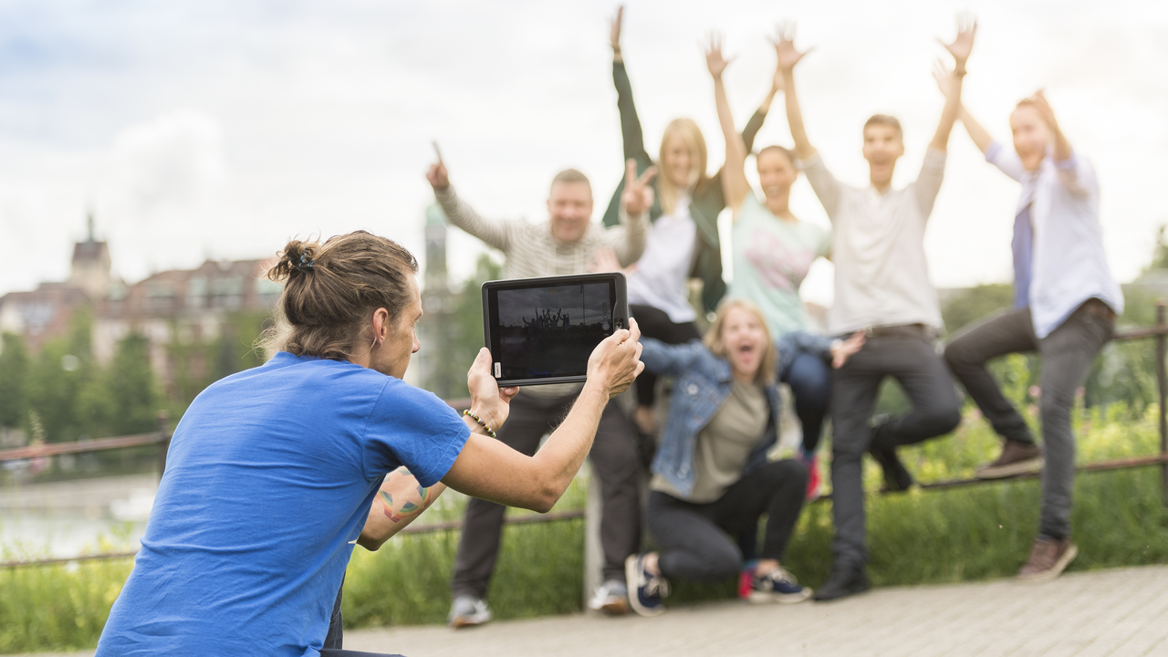 iPad Team Schnitzeljagd Basel Interaktiver und spannender kann Ihr Ausflug kaum werden. Erlebnisreiche Aufgaben und Herausforderungen erwarten die Teams, die sich mit Hilfe von Tablet PCs durch Basel begeben. Das bereits mehrfach ausgezeichnete Eventformat lässt die Spannung bis zum Schluss steigen.