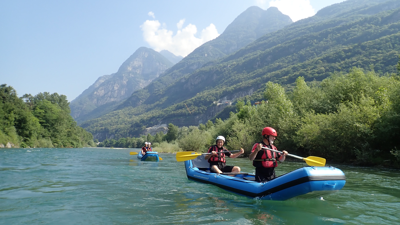 Kanufahrt Ticino Die Kanufahrt auf dem Ticino zwischen Cresciano und Bellinzona ist eine gemütliche Flussfahrt mit einigen Wellen, es bleibt aber insgesamt ruhig. Ideal geeignet für Anfänger auf dem Wildwasser, Geniesser sowie Familien und Schulklassen. Sie fahren auf stabilen, aufblasbaren Zweier-Kanadiern und werden von den erfahrenen Guides instruiert und auf der Tour begleitet. Ein Super-Erlebnis für Ihre Gruppe!