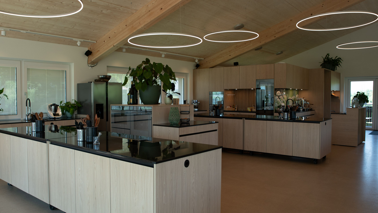 Weg vom Berufsalltag, in schöner Atmosphäre gemeinsam etwas Leckeres kochen. Das kann ein Teamevent oder eine Kundenbeziehung enorm bereichern. Egal ob Mediterran Saisonal, Mezze, Thai, Indisch, Sushi, etc. Hauptsache frische Gerichte gemeinsam zubereiten, das motiviert. Klassisch mit Fleisch, Vegetarisch oder Vegan/Pflanzlich ist alles möglich.