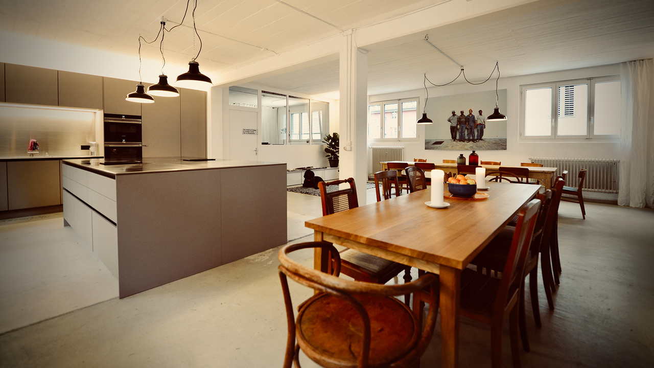 Der Kochevent Zürich Weg vom Berufsalltag, in schöner Atmosphäre gemeinsam etwas Leckeres kochen. Das kann ein Teamevent oder eine Kundenbeziehung enorm bereichern. Egal ob Mediterran Saisonal, Mezze, Thai, Indisch, Sushi, etc. Hauptsache frische Gerichte gemeinsam zubereiten, das motiviert. Klassisch mit Fleisch, Vegetarisch oder Vegan/Pflanzlich ist alles möglich.